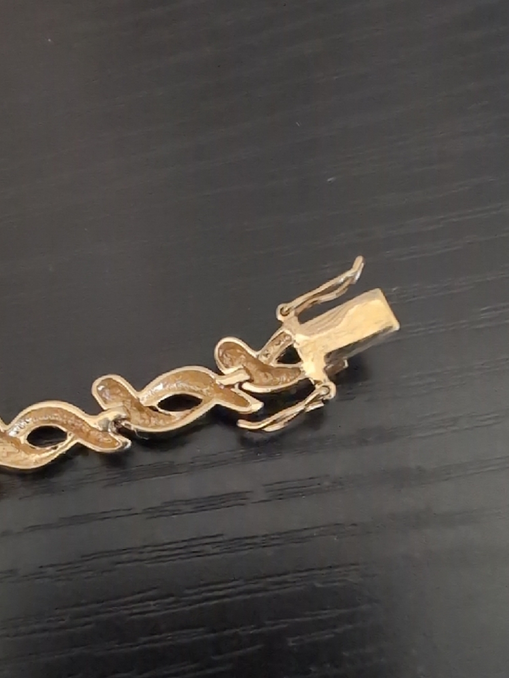 Elegant Gold-Tone Women's Bracelet with Twisted Link Design - Picture 4 of 7